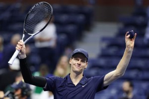 辛纳3-1击败阿利亚西姆，本赛季第三次与阿卡争夺冠军