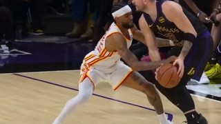 yl23455永利官网-下手必被抓！沃克盯防东契奇被造三分犯规 老鹰挑战失败