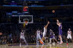 湖人逆转76人！里弗斯轰35分主导，2配角完美辅助，詹东迷失！